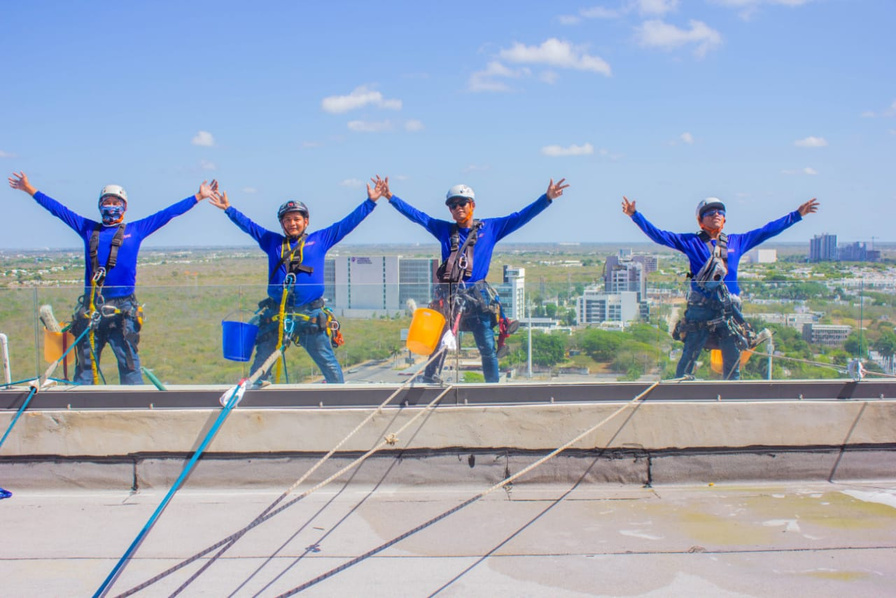 Equipo VERTICUN en trabajo de altura