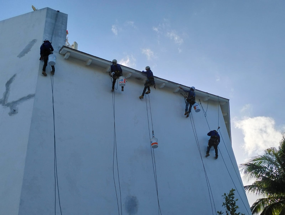Equipo reparando fachada