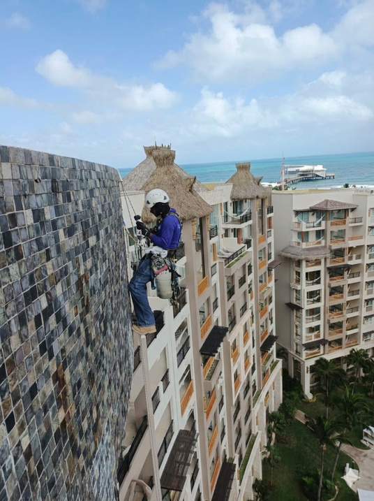 Trabajo vertical en edificio